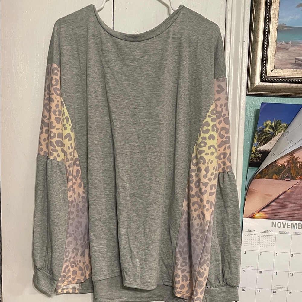 Chic Gray Sweatshirt with Leopard Print Accents
